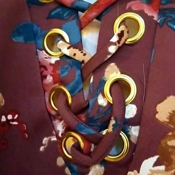 🤩🤩🤩HOST PICK 2021!🤑 🥂🥂🥂🏆🏆🏆WINE COLORED SMOCK LACE UP FLORAL PRINT TOP! - Picture 4 of 8